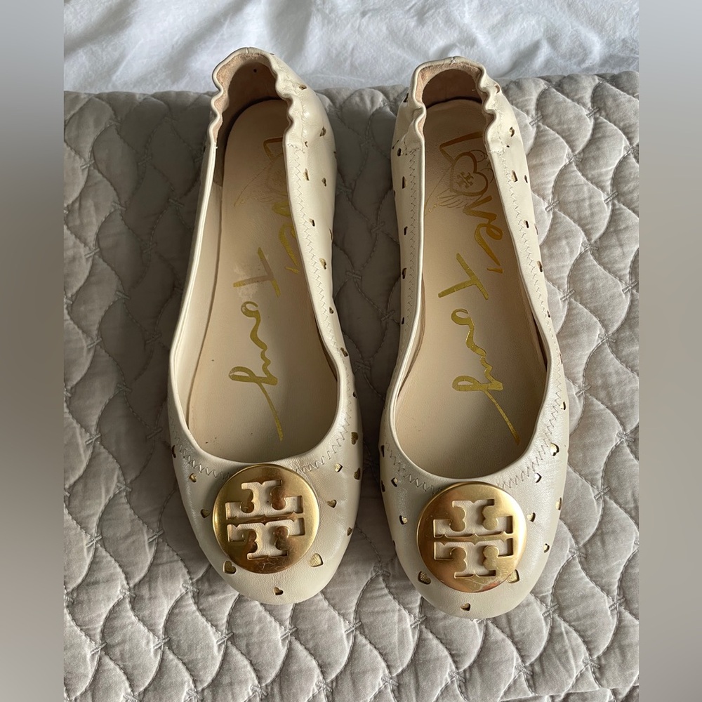 Tory Burch Minnie Travel Ballet Flats in cream Size 7 great cond price $238